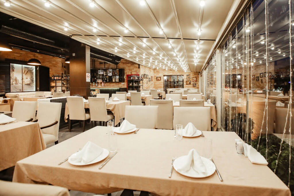 Sala di un ristorante con numerosi tavoli, esempio per la creazione di menu personalizzati
