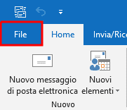 Menu File aperto in Outlook per iniziare la configurazione dell'account email
